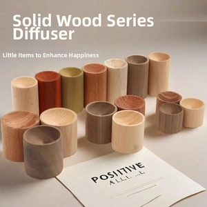 Vue détaillée de divers diffuseurs en bois pour huiles essentielles en tons naturels