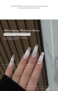 Details von Weihnachts-Nagelstickern mit goldenen Schneeflocken auf matten Nägeln