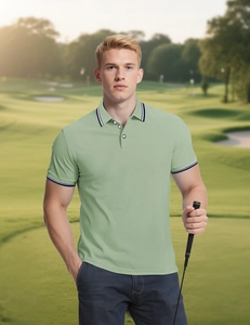 Gros plan du polo vert clair avec col rayé contrasté dans un cadre de terrain de golf