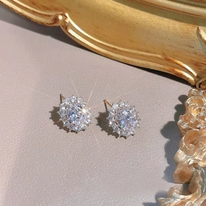 Orecchini a perno ovali in argento con cristalli scintillanti e pietra centrale di lusso