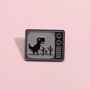 Spilla TV retrò in metallo con design pixel art dinosauro e cactus su sfondo rosa