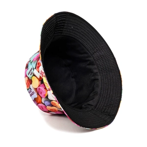 Cappello da pescatore reversibile con stampa di cuori e lato nero per protezione solare esterna