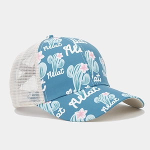 Dettaglio del cappellino trucker azzurro con stampe di cactus e rete bianca traspirante