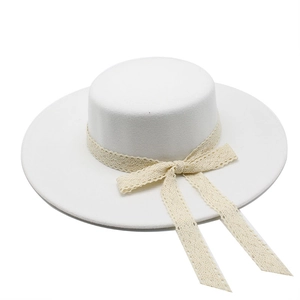 Chapeau canotier élégant en feutre de laine blanc avec ruban en dentelle beige rétro