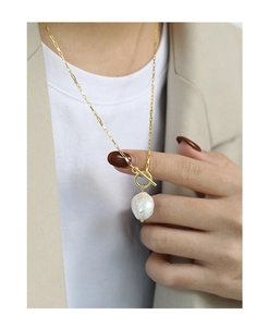 Detail of S925 silver necklace with baroque pearl pendant and gold-plated toggle clasp