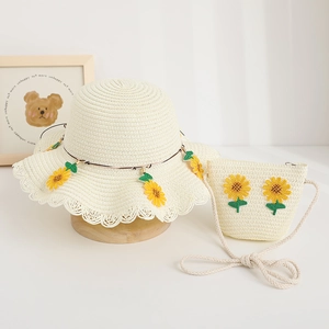 Dettaglio cappello in paglia e borsa con ricamo girasole e bordo in pizzo delicato
