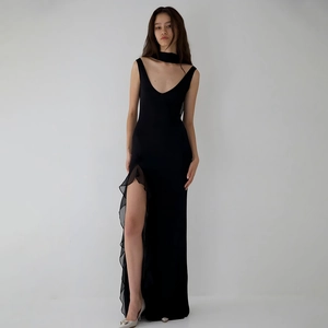 Robe longue noire élégante sans manches avec col en V, fente haute et détails de volants