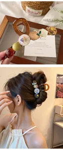 Vue détaillée et portée d'une pince à cheveux rétro avec perles de fleurs séchées