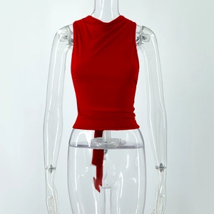 Dettaglio del top rosso senza maniche con scollo a drappeggio e allacciatura sul retro