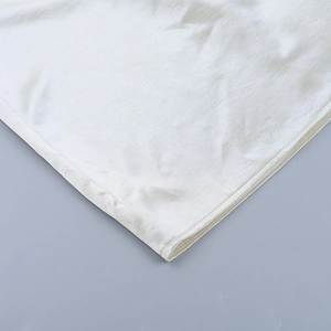 Detailaufnahme des weißen Satin-Kleid-Saums mit feinen Nähten und glattem Textilgewebe