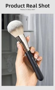 Detailed view of GECOMO G1012 powder brush with soft gradient bristles and matte black handle