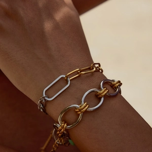 Moderne zweifarbige Gliederkette aus 18K Gold und Edelstahl für Damen am Handgelenk
