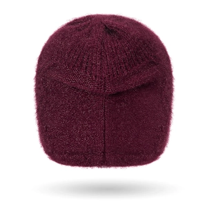 Cappello in maglia bordeaux per donne anziane con perle e texture soffice vista posteriore