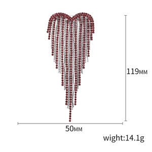 Eleganti orecchini con cuore rosso in strass, nappine e catena d'argento con misure