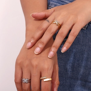 Detailansicht von Damenringen mit Schleifenmotiv in Gold und Silber mit Diamantbesatz