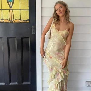 Robe longue fleurie jaune en mousseline avec volants superposés et fines bretelles