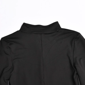 Détail du col montant et couture d'épaule du body noir en polyester-élasthanne