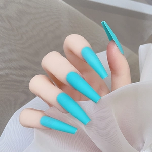 Détail macro de faux ongles longs mats bleu Tiffany de forme cercueil sur main mannequin