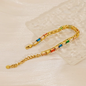 Detailansicht eines Tennisarmbands mit bunten Zirkonia und verstellbarem Goldverschluss