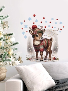 Détail d'un sticker mural renne de Noël avec pull festif sur un mur de salon blanc