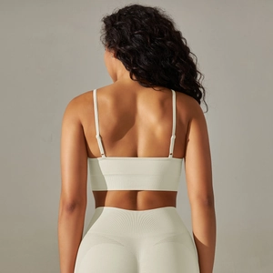 Vista posteriore di un set sportivo a coste senza cuciture con reggiseno e leggings a vita alta
