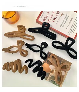 Vue détaillée de 7 pinces à cheveux floquées en marron terre et noir mat élégant