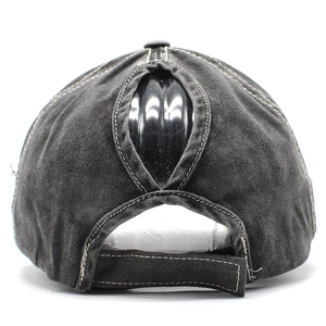 Détail de la casquette en coton délavé avec ouverture pour queue de cheval et velcro