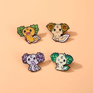 Set di quattro spille in smalto axolotl con motivi botanici di fiori e foglie