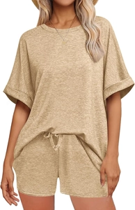Detailstruktur des hellbeige Strickstoffs von lässigem Oversize T-Shirt und Shorts Set