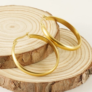 Französische Vintage 18K vergoldete Edelstahl-Ohrringe auf einem Natursockel aus Holz