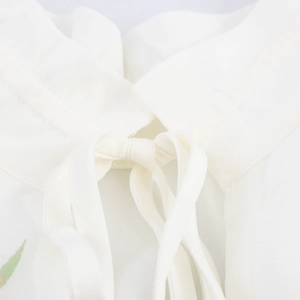 Haut dos nu en organza blanc avec détail nœud au col et texture florale douce