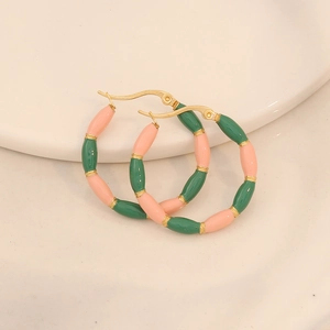 Boucles d'oreilles créoles en émail rose et vert avec bords en acier doré