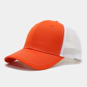 Detailweergave van oranje en witte truckerpet met mesh achterkant en stiksels