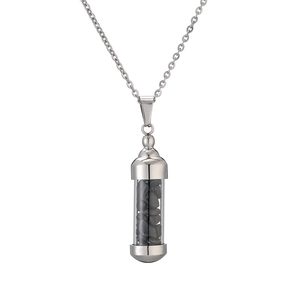 Vue détaillée du collier en acier argenté avec pendentif cylindre et pierres noires