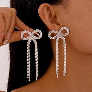 Boucles d'oreilles nœud argentées élégantes avec longs glands en strass