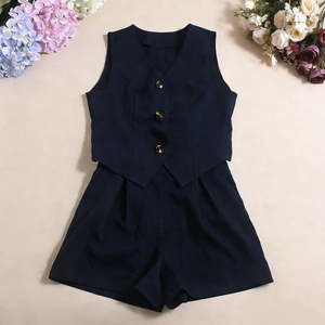 Completo tailleur blu navy con gilet scollo a V e pantaloncini a vita alta coordinati