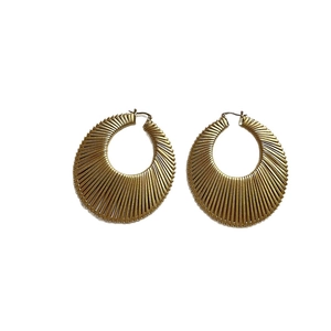 Créoles dorées vintage surdimensionnées avec design plissé radial pour un style élégant
