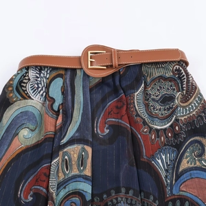 Midi-Kleid mit Bohème-Print und braunem Gürtel aus Kunstleder in Detailansicht