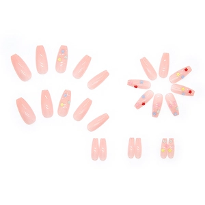 Faux ongles ballerine longs rose clair avec motifs floraux colorés et fini brillant