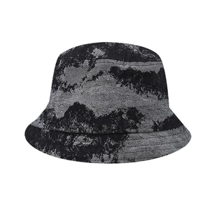 Detailansicht eines Fischerhutes mit schwarz-weißem Marmormuster aus Denim-Stoff