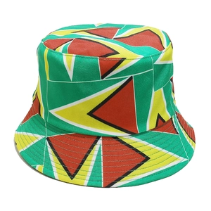 Vue détaillée du chapeau bob en toile avec des motifs géométriques de triangles
