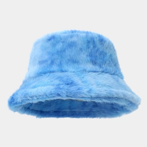 Gros plan sur la texture en fausse fourrure bleu ciel d'un chapeau cloche d'hiver