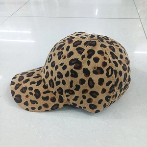 Vista laterale del cappello leopardato in velluto a coste con motivi marroni e neri