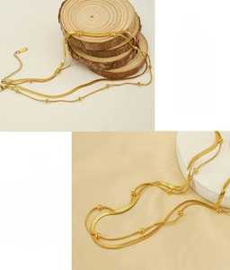 Detail einer doppelreihigen vergoldeten Schlangenkette aus Edelstahl mit Perlen