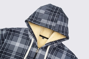 Detail einer karierten schweren Jacke mit warmem Futter aus Lammfell-Imitat