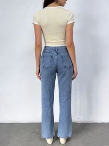 Vue arrière d'un jean droit bleu clair montrant le détail des poches et la coupe denim