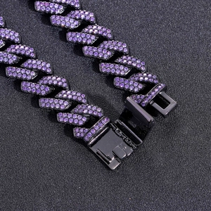 Détail de la chaîne cubaine 15mm avec zircons violets et fermoir à clip de sécurité