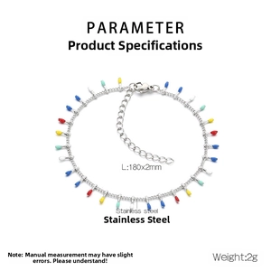 Détail d'un bracelet en acier titane avec breloques allumettes colorées sur fond blanc