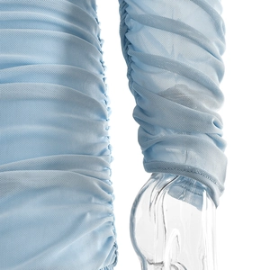 Détail de la robe en maille bleu clair avec manches froncées et texture à cordon serré