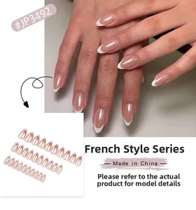 Dettaglio di 24 unghie finte a mandorla stile French in rosa nude e bianco